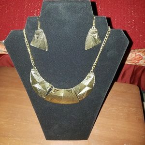 Beautiful Gold-tone Statement Necklace Set